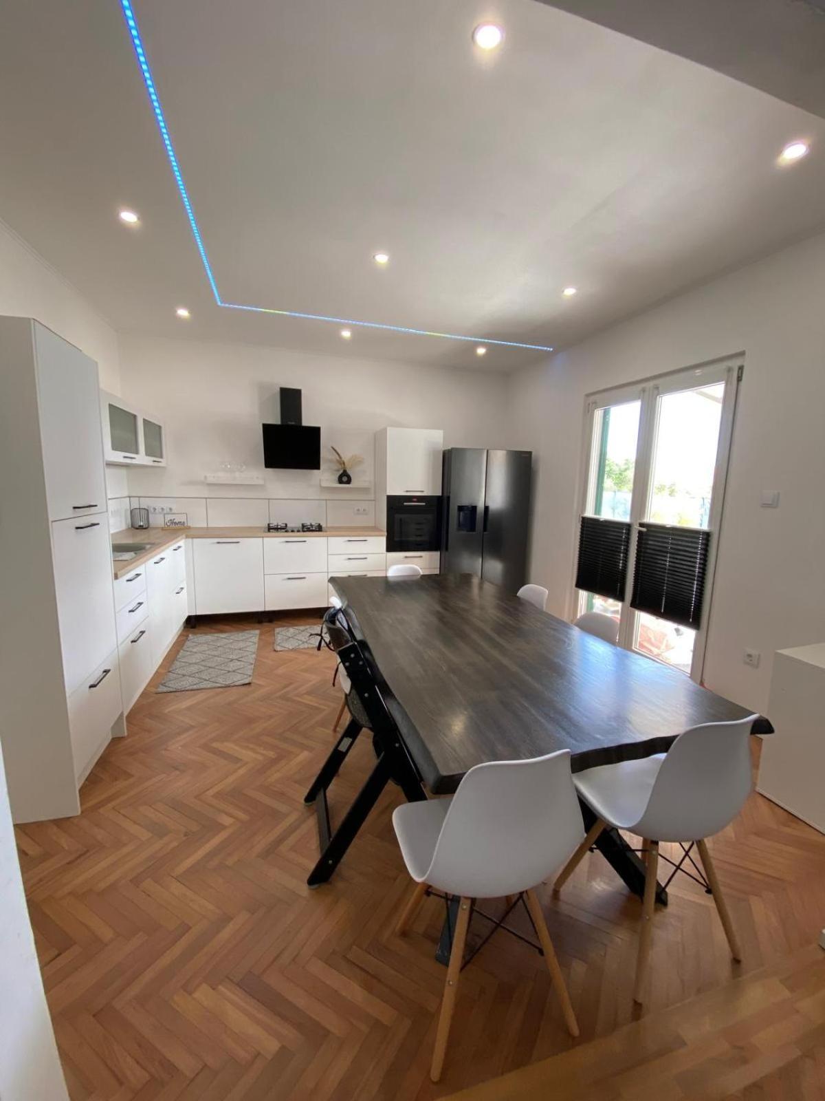 Apartment Milena Kastela Mit Whirlpool Екстер'єр фото